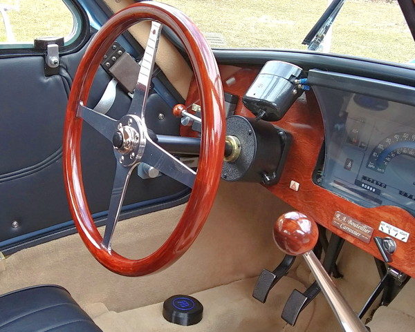 horn button in wheel center
